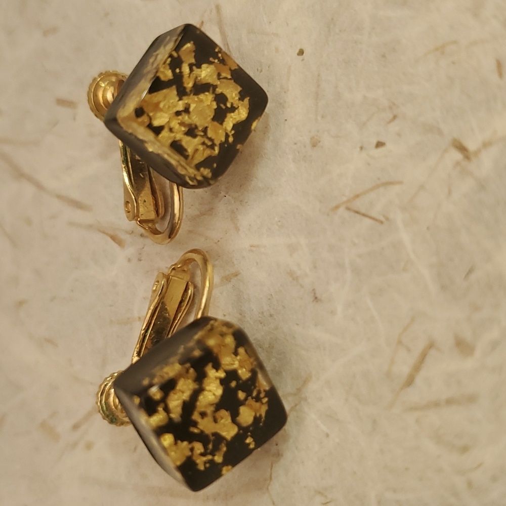 Gold Flake Confetti Earrings Black Gold Tone Metal Screw Back Vintage AG